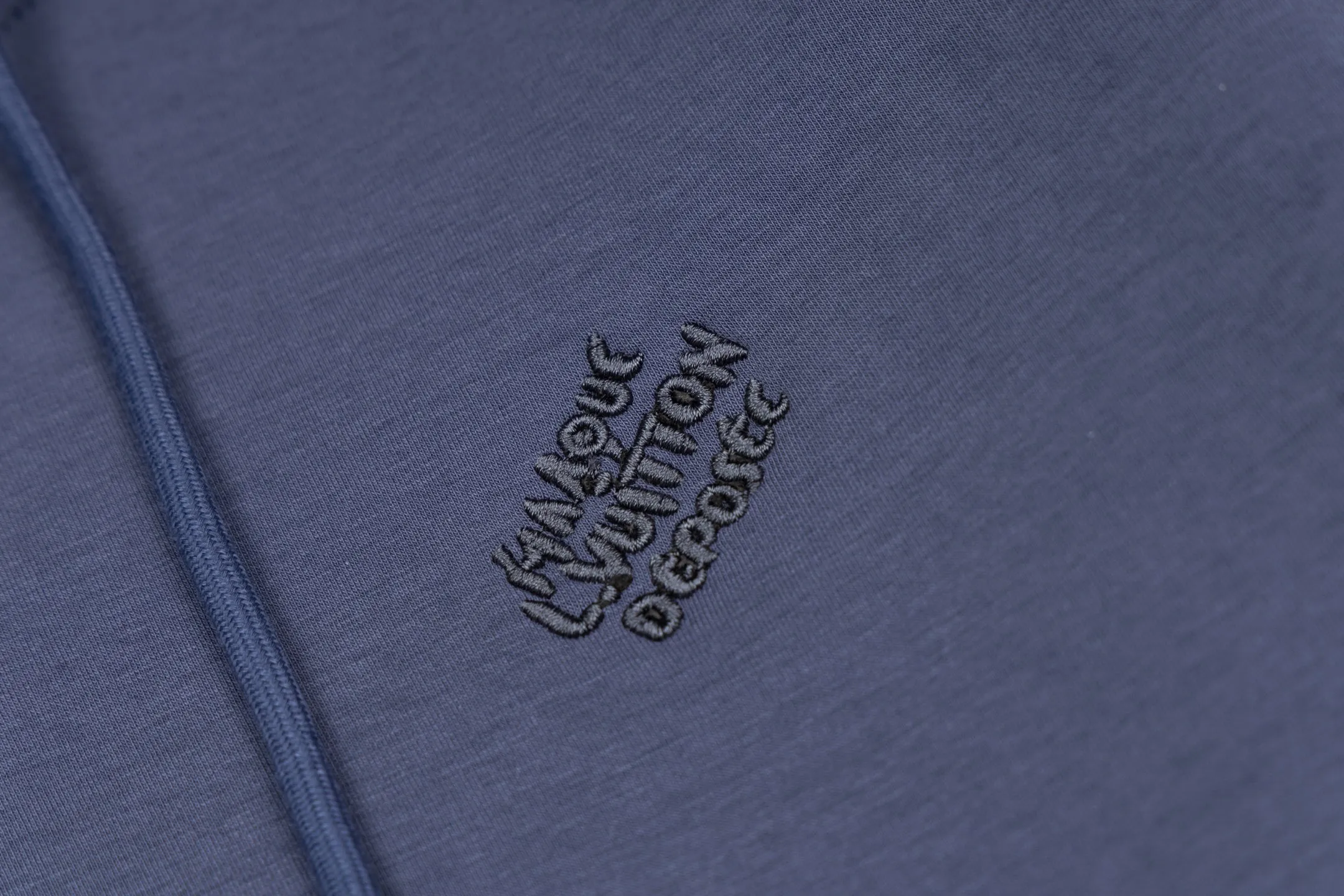 🅿️480 1v logo embroidered pearl pendant hooded jacket (grey blue) The original purchase was 12,000 developed. The fabric is made of 36S 400g double yarn double-sided fabric, with 32S 320g double yarn thread. The double yarn double-sided fabric has high quality and delicate feel. This fabric is usually made by winding two yarns, which adds drape and texture to the fabric. It has good breathability and moisture absorption, can effectively wick away sweat, and keep the body dry and comfortable. Marque L Uuitton deposee embroidery on the chest, simple letter pattern embellishment on the chest, and the letter size spacing effect is consistent. Using linen embroidery thread combined with encrypted processing, the embroidery body has a subtle matte visual texture; the embroidery effect is three-dimensional and full. The smaller the embroidery, the more sophisticated and demanding it is. The embroidery thread is made of imported material, which is more flexible and glossy than ordinary embroidery thread; the stitches are clear and smooth, and have a three-dimensional texture effect. The end of the drawstring is embellished with beads, and the zipper front is decorated with beaded Monogram flowers. The entire line has exclusive original developed pearl series accessories, and customized imported pearls of the same size are paired with new lettering metal compositions. String the pearls together according to a certain order and rules, choose high-quality pearls, the beading craftsmanship is fine, the material is safe and harmless, and the pearl beads add highlights. Size:S-M-L-XL